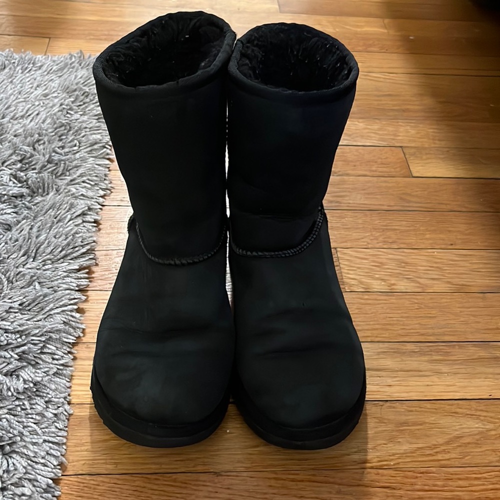 Black short uggs